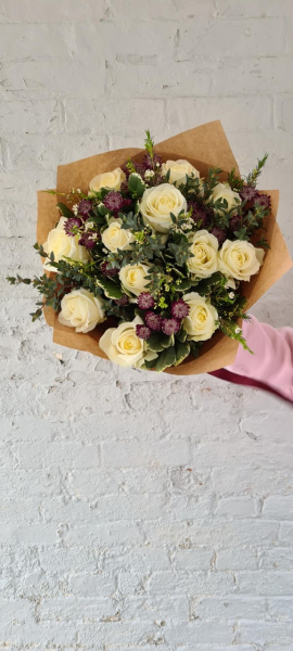 a-dozen-white-roses