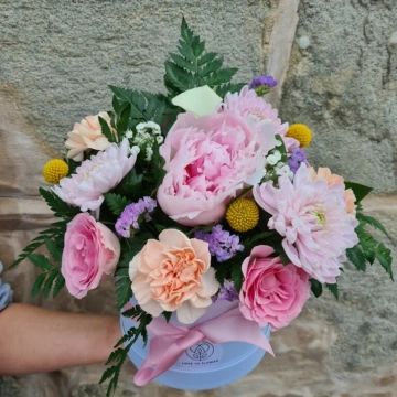 seasonal-flower-hatbox-flowers