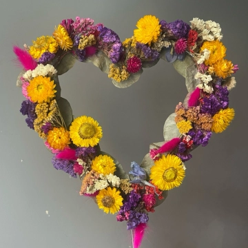 dried-flower-heart-cake-topper