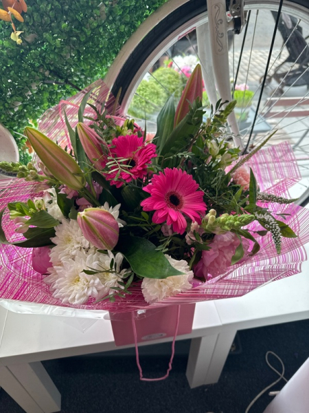 pink-and-white-handtie