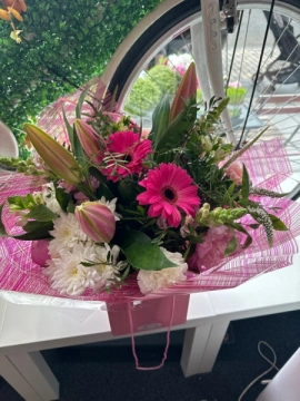 pink-and-white-handtie