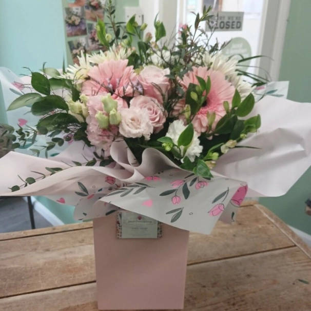 Pastel handtie florist choice