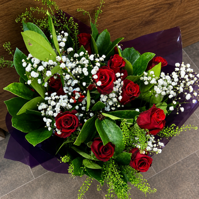 12 red roses