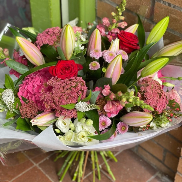 luxe-seasonal-hand-tied