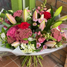 luxe-seasonal-hand-tied