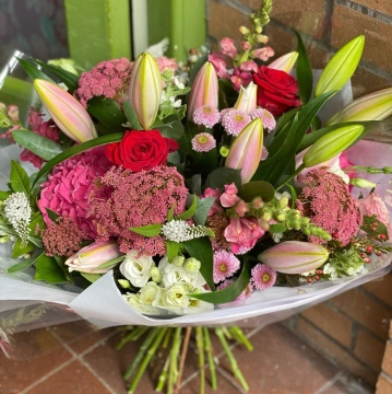 luxe-seasonal-hand-tied
