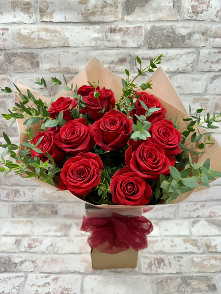 12-red-rose-hand-tie