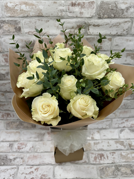 12-white-roses-hand-tie