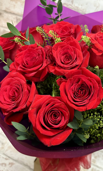6-red-rose-hand-tie