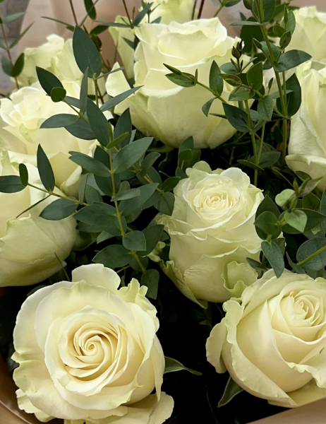 6-white-rose-hand-tie
