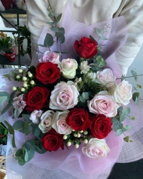 pink-and-red-rose-bouquet