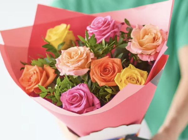 A rainbow of roses gift b
