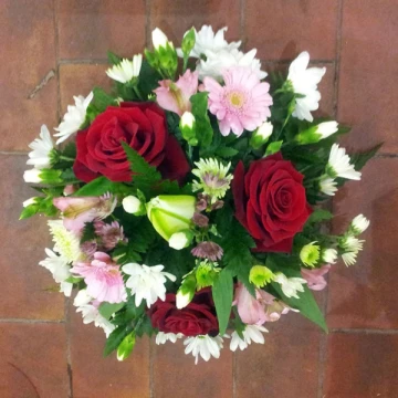 red-rose-and-pink-posy