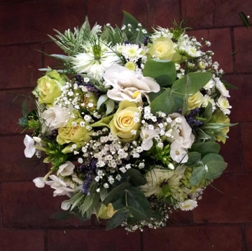 green-and-cream-posy