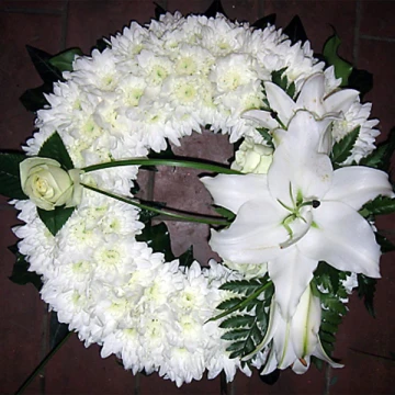 10-white-ring-wreath