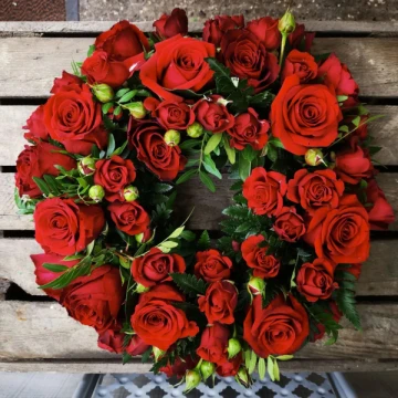 10-red-rose-wreath