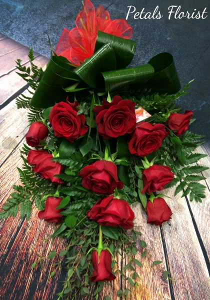 12 red roses tied