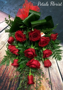 12-red-roses-tied