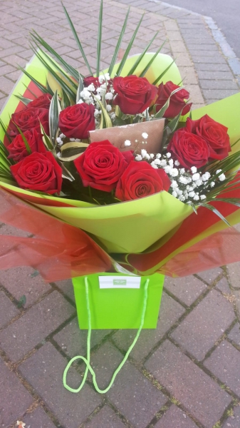 dozen-red-rose-love
