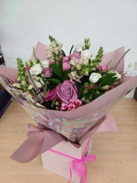 pink-and-white-handtie