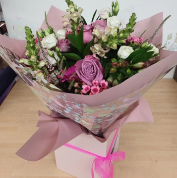 pink-white-handtied