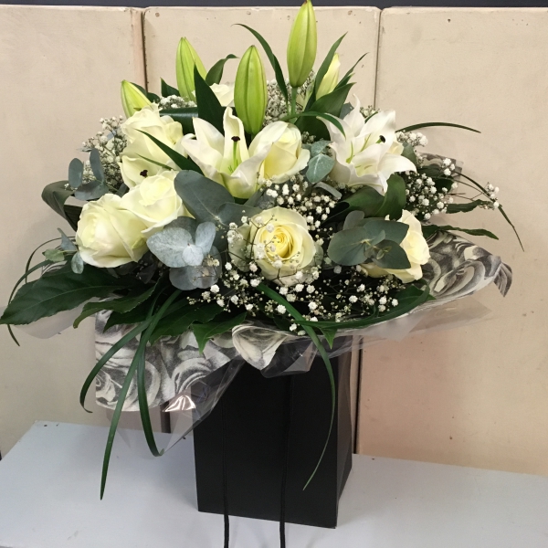 12-white-roses-and-lilies