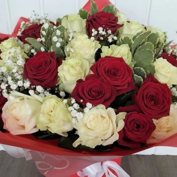 50-red-white-roses