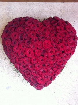 luxury-red-rose-heart