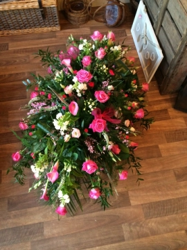 pink-white-coffin-spray