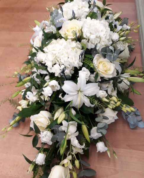 simply-white-casket-spray