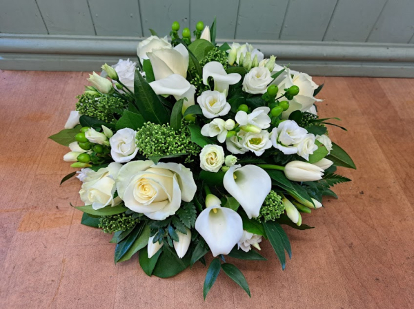 Classic white posy