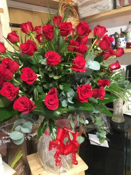 deluxe-vase-of-roses