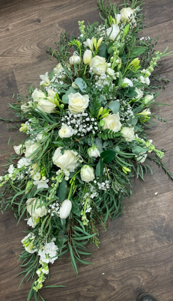 loose-ivory-casket-spray