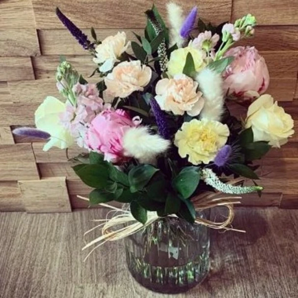 vase-of-summer-flowers