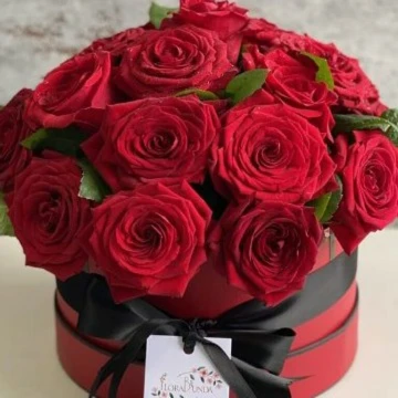 red-rose-hat-box