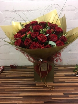 18-luxury-red-rose-ht