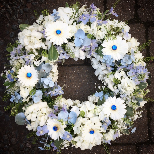 blue-diamond-loose-wreath