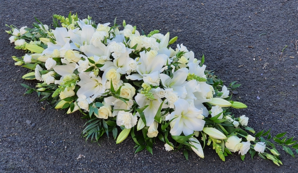 neutral-casket-spray