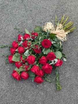 tied-sheaf-of-red-roses