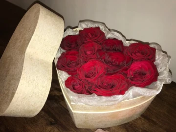 grand-red-roses-hatbox