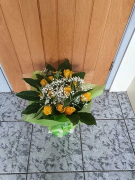 12-yellow-rose-hand-tied