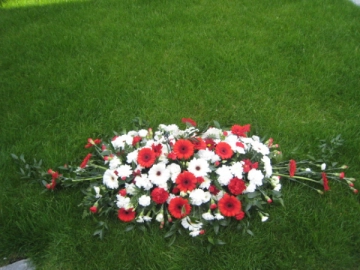 red-white-coffin-spray