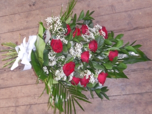 12-red-rose-tied-sheaf