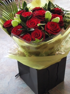 classic-dozen-red-roses-aqua-in-water