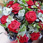 12-red-roses-in-handtied