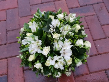 white-and-green-posy