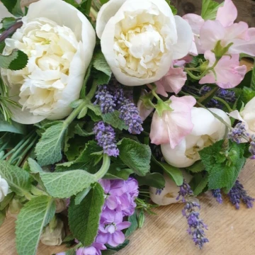 scented-seasonal-hand-tie