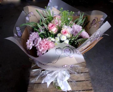 pink-and-white-handtied
