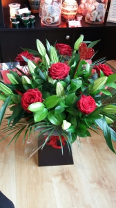 6-roses-with-white-lilies