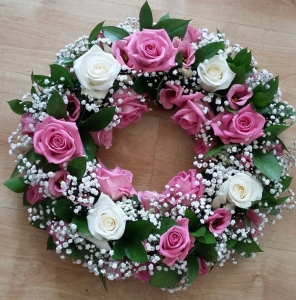 pink-and-white-wreath
